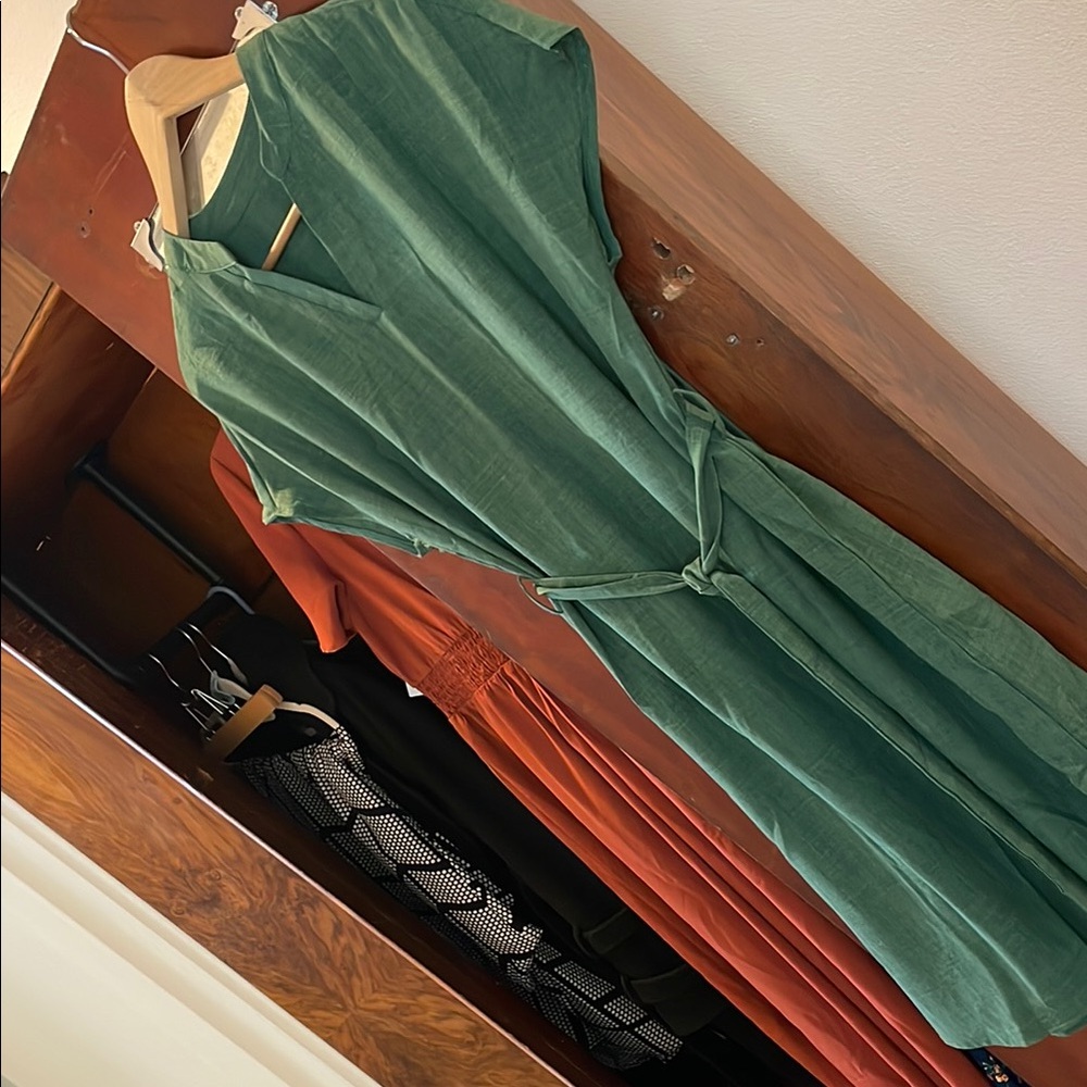 Green Sleeveless V-Neck Sheath Midi Dress